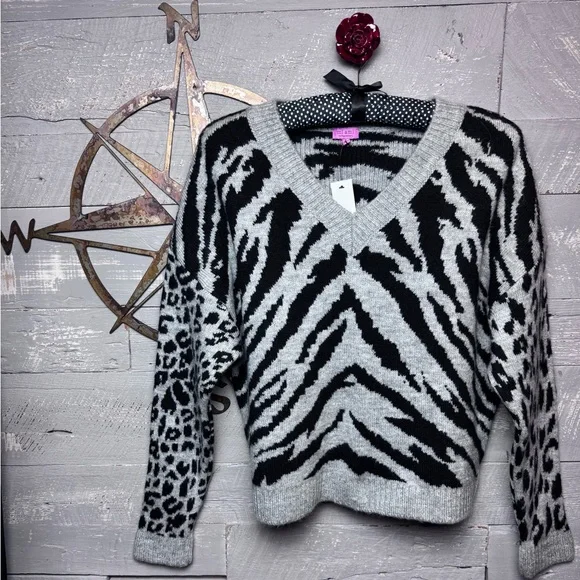 🔥 New Francesca’s animal print V-neck pullover sweater. - Picture 5 of 6